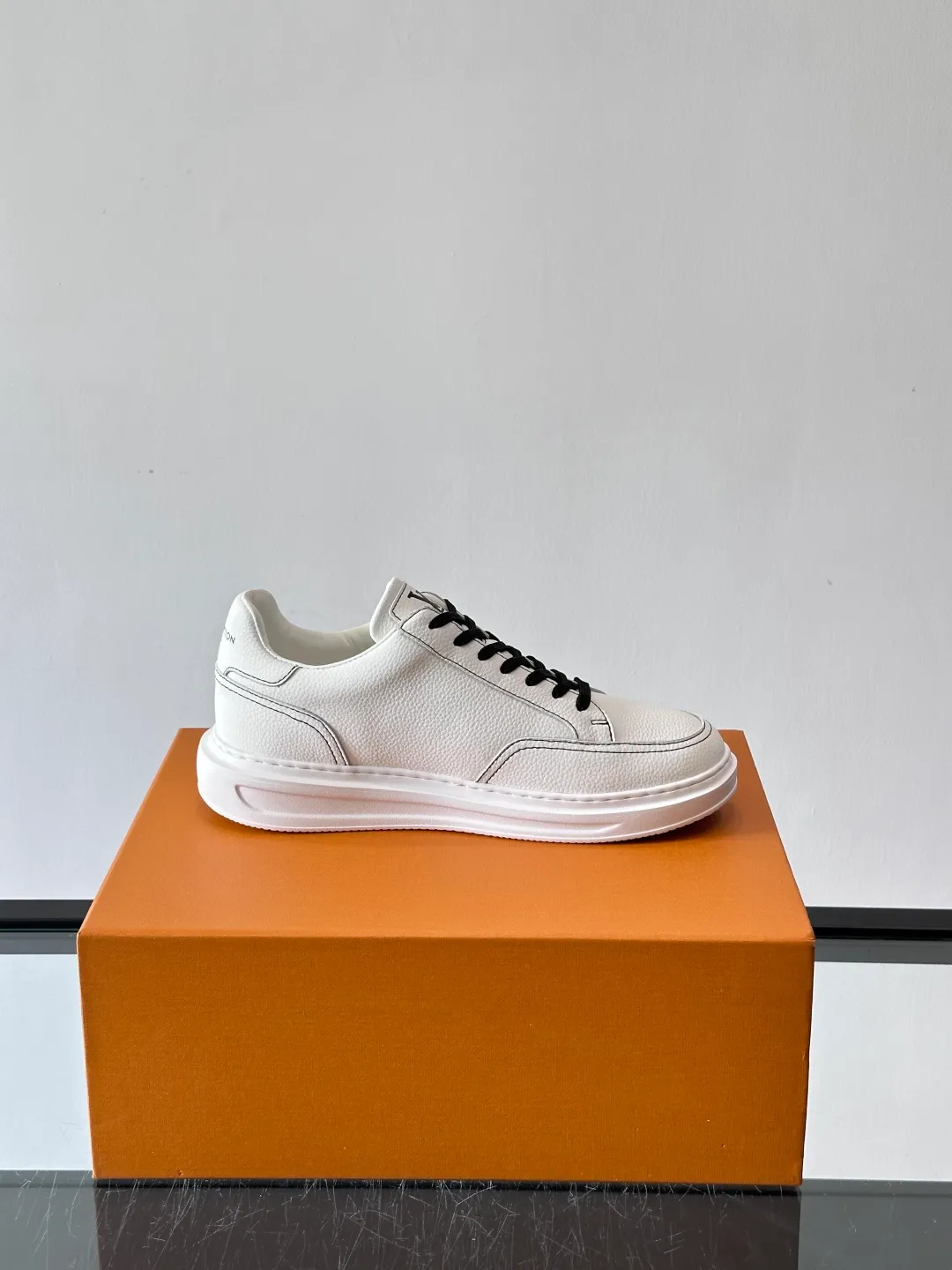 Men's men's shoes 💰p380 "＊OUIS ＊UITTO＊" casual sneakers, made of high-quality cowhide grain leather, with black laces, simple and high-end! LV Logo + classic Monogram lines on the side of the shoe, full of details✨. The rubber soles are wear-resistant and have strong traction, making them suitable for daily commuting and leisure. The shoe last fits the shape of the foot, making it comfortable to wear and not tiring after long walks. It is extremely versatile and can be easily worn with jeans or casual pants. It is a must-have item for men's fashion! 🖤 ​​size：38-44